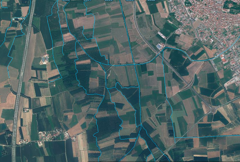 Satellite image of agricultural fields with the main hydrographic network traced in blue.